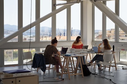 France, Var (83), Toulon, quartier Chalucet, Ecole Camondo Méditerranée (Architecture d'intérieur et Design) dans la Maison de la Créativité, le port en arrière plan