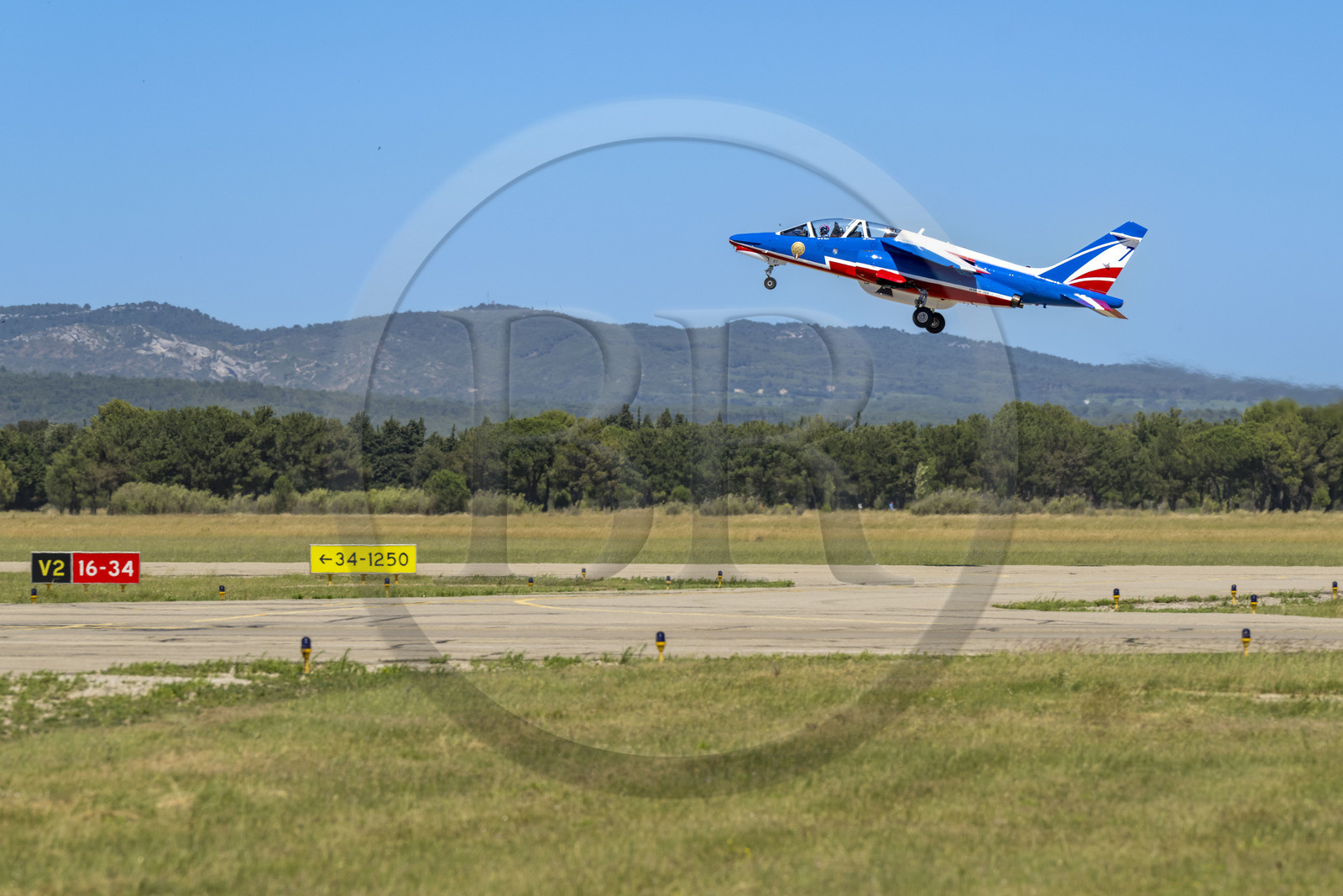 France, Bouches-du-Rhône (13), Salon-de-Provence, base aerienne 701, base de la Patrouille de France (PAF pour Patrouille acrobatique de France) de l'Armée de l'air et de l'espace française, décollage d'un avion Alphajet pour un vol d'entrainement