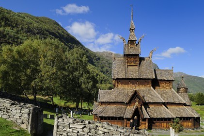Norvège, comté de Sogn Og Fjordane, église en bois debout ou stavkirke (1130) de Borgund aux motifs vikings de l’ère pré-chrétienne
