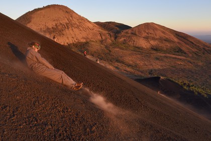 Nicaragua, région de Leon, Volcan Cerro Negro dans la cordillère des Maribios (ou Marrabios), Volcano surfing également connu comme ash boarding dans les cendres du volcan