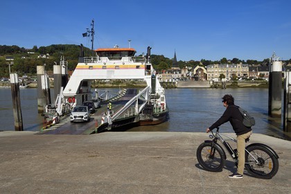 France, Seine-Maritime (76), Pays de Caux, Parc naturel régional des Boucles de la Seine normande, Duclair, traversée du bac sur la Seine, cyclistes sur la veloroute du Val de Seine