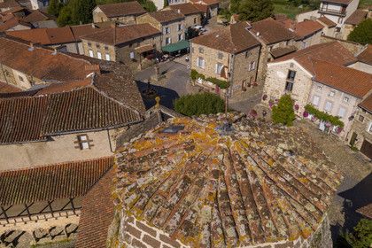 France, Haute-Loire (43), Lavaudieu, labellisé Les Plus Beaux Villages de France, l'Abbaye Saint-André de style roman auvergnat, girouette en forme de bonnet phrygien héritage de la révolution au sommet de l'église abbatiale (vue aérienne)