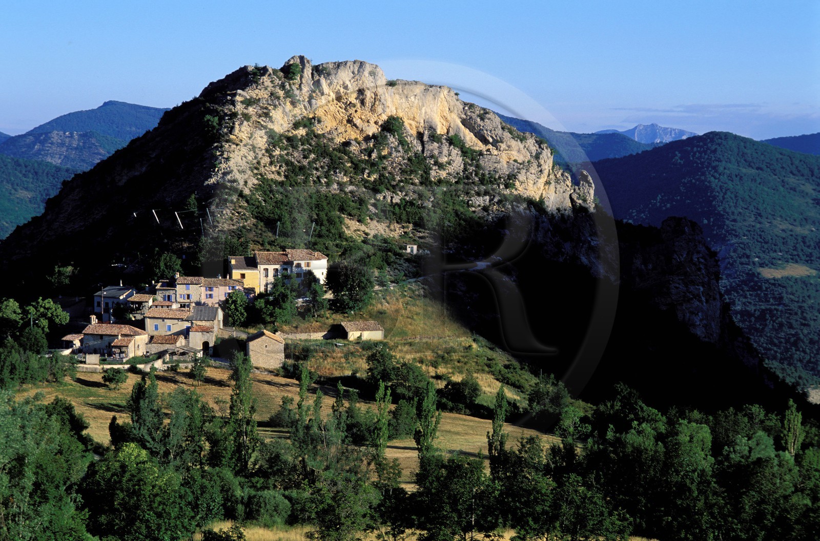 France, Hautes-Alpes (05), Pays du Buëch, le village de Sainte-Colombe