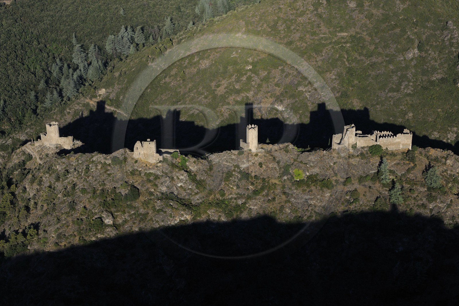 France, Aude (11), les tours du château cathare de Lastours (vue aérienne)