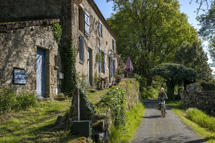 France, Vendée (85), Mortagne-sur-Sèvre, randonnée cycliste dans la vallée de la Sèvre Nantaise passant devant l'ancien moulin de la Garde