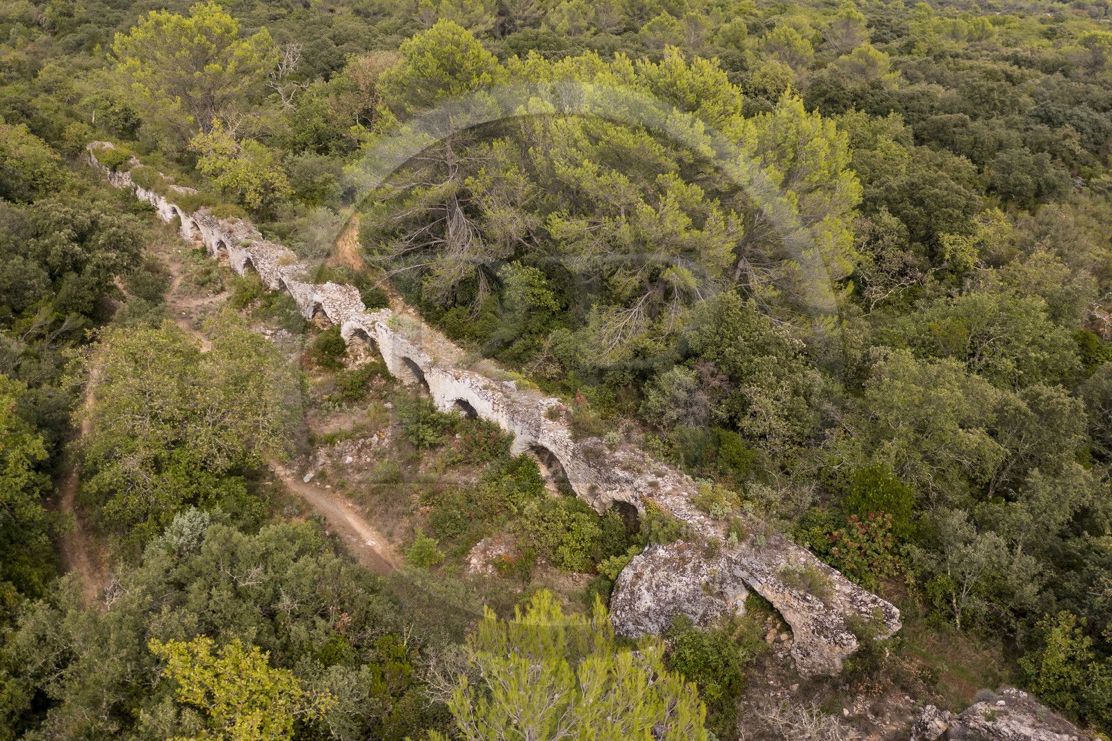 France, Gard (30), Vers-Pont-du-Gard, vestiges de l'aqueduc romain de plus de 52 km de longueur qui amenait l'eau de la Fontaine d'Eure au pied d'Uzès jusqu'à Nimes en passant sur le Pont du Gard  (vue aérienne)