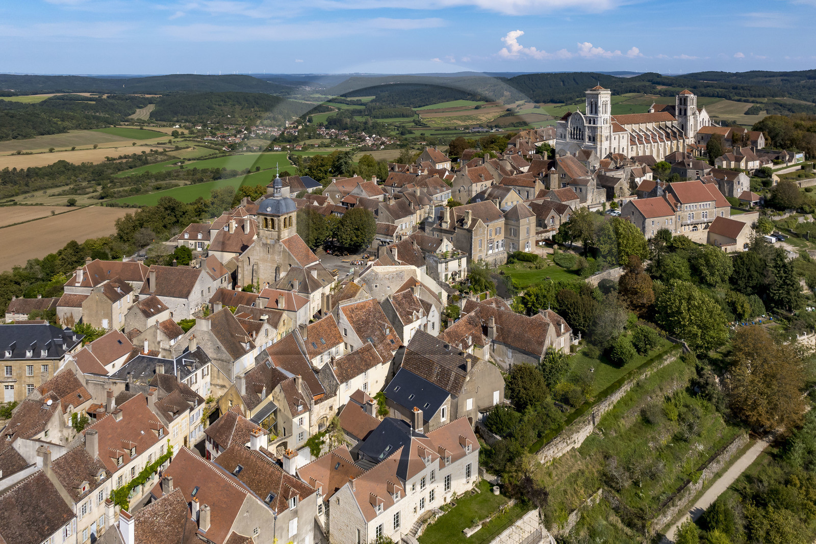 France, Yonne (89), parc naturel régional du Morvan, Vézelay, classé au Patrimoine Mondial de l'UNESCO, labellisé Les Plus Beaux Villages de France, point de départ de l'une des principales voies de pèlerinage de Saint-Jacques-de-Compostelle, la colline et la basilique Sainte-Marie-Madeleine (vue aérienne)