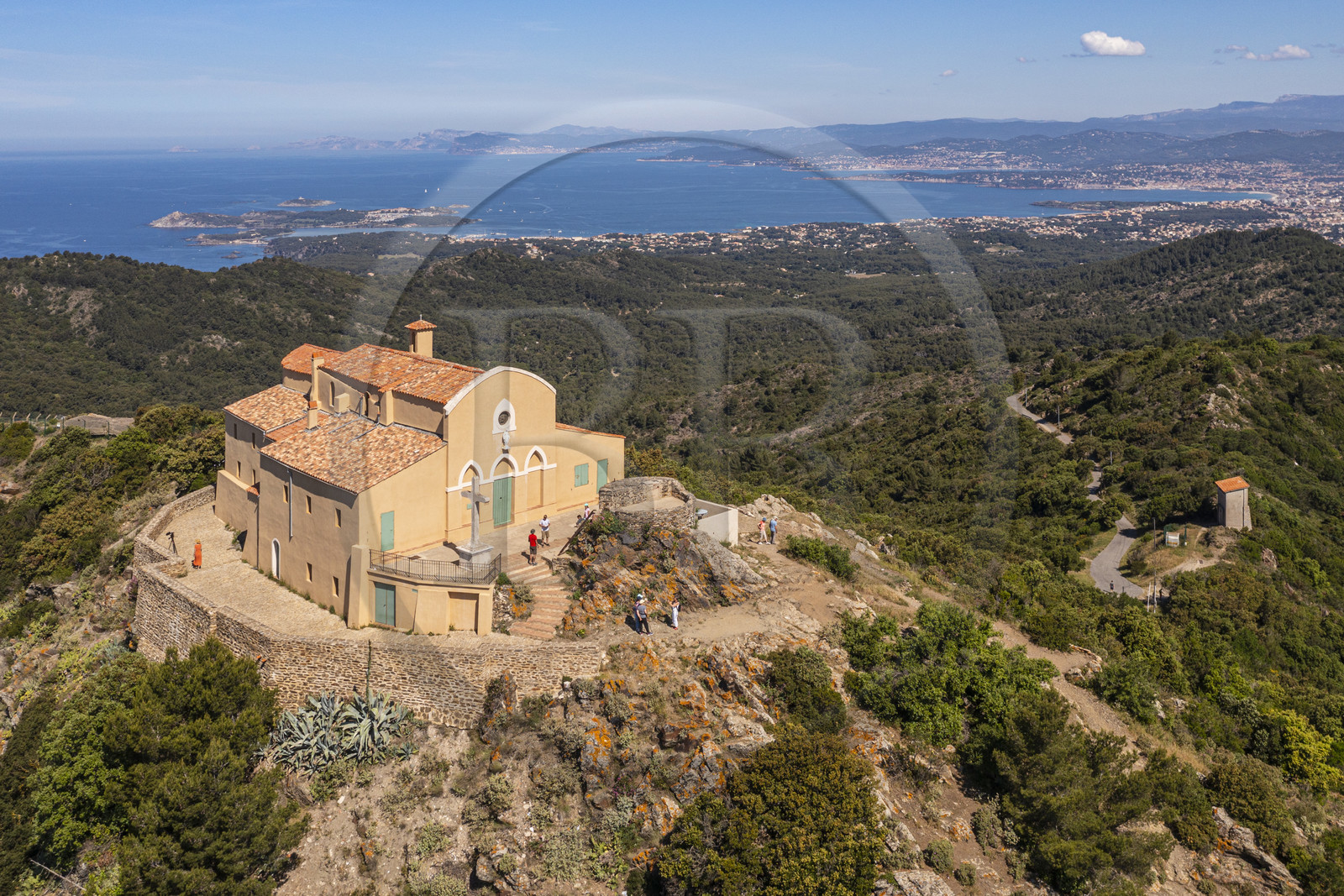 France, Var (83), Six-Fours-les-Plages, randonnée dans le massif du Cap Sicié, la chapelle Notre-Dame-de-Bonne-Garde dite Notre-Dame du Mai, l'Ile des Embiez en arrière plan (vue aérienne)