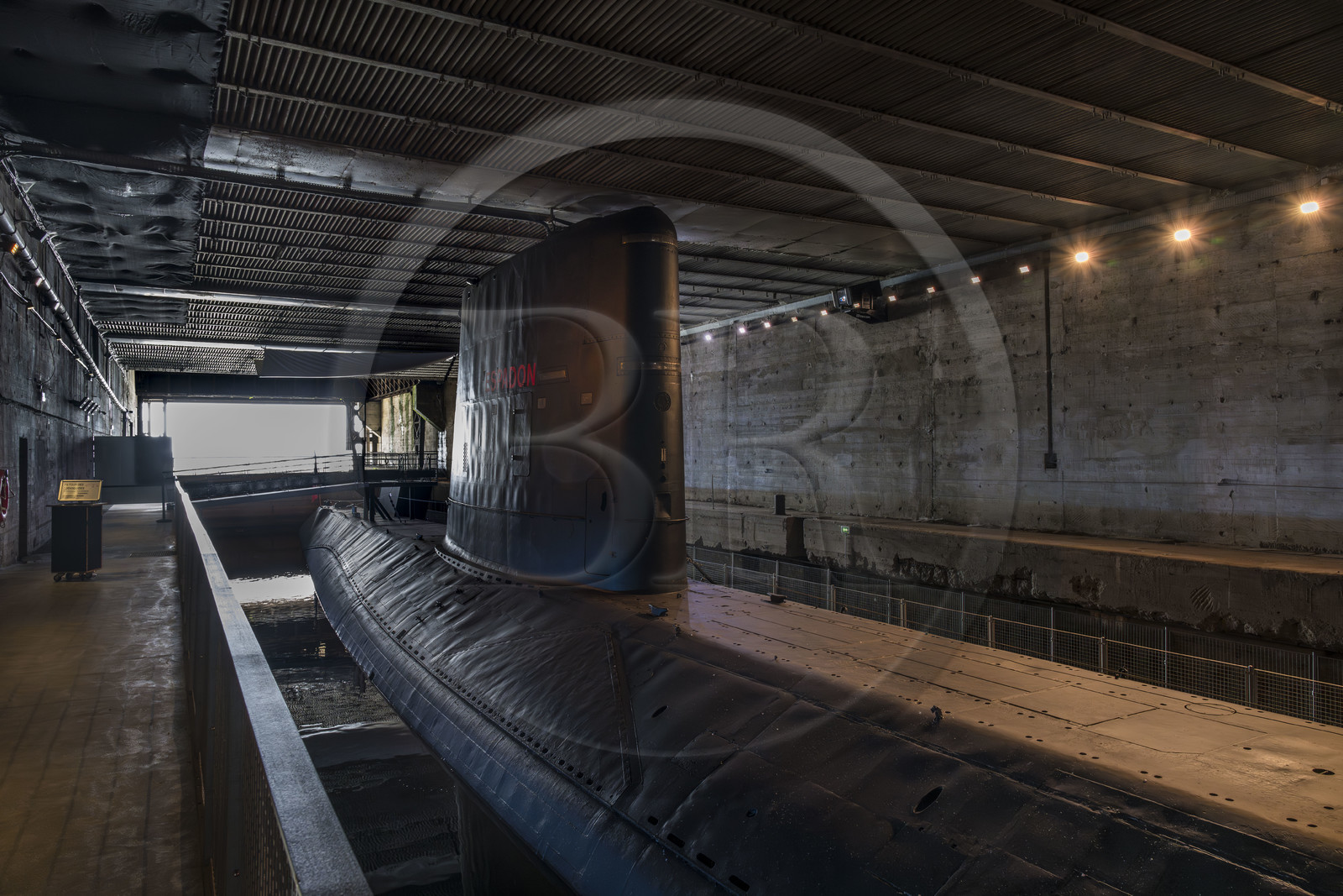 France, Loire-Atlantique (44), Saint-Nazaire, port de Saint-Nazaire, l'écluse bunker qui abrite le sous-marin Espadon vu depuis la base sous-marine allemande construite lors de la dernière guerre mondiale et transformée en espace culturel