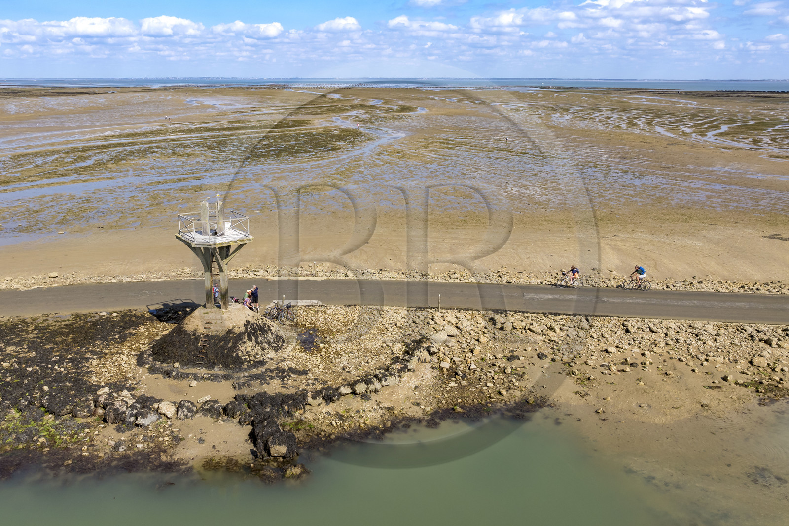 France, Vendée (85), île de Noirmoutier, Barbatre, cyclistes sur le passage du Gois, chaussée submersible qui relie l'île au continent à marrée basse, un des refuges sur la gauche (vue aérienne)