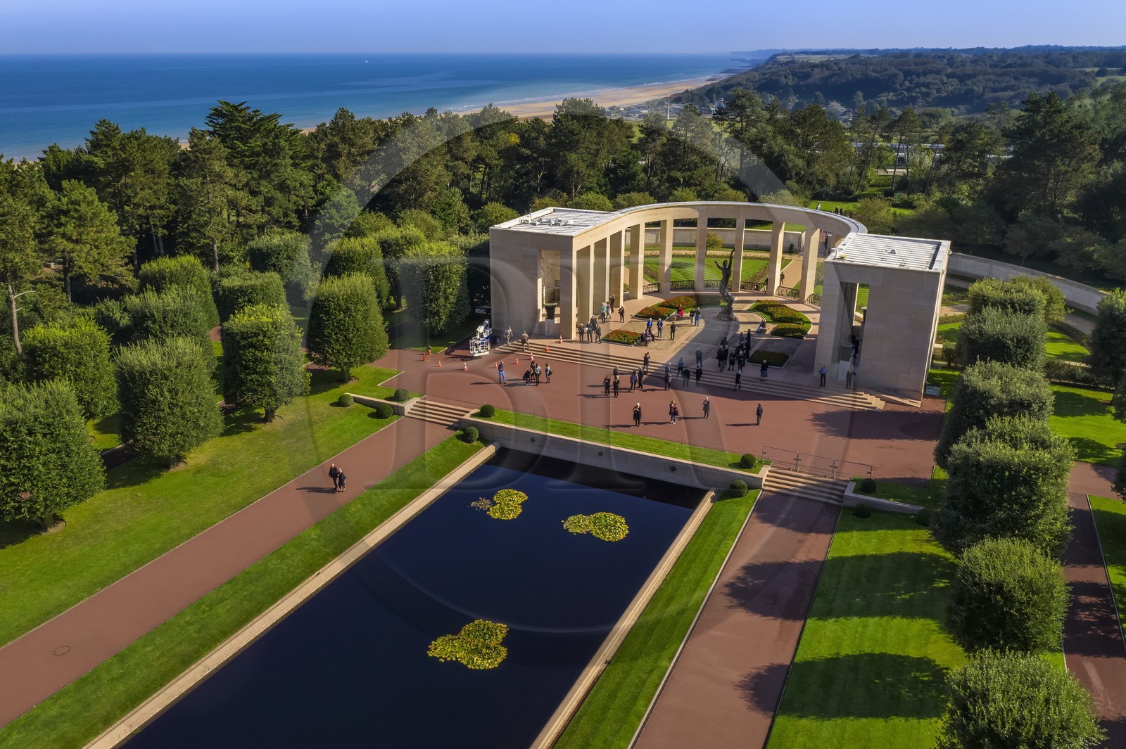 France, Calvados (14), Colleville-sur-Mer, le mémorial du cimetière américain de Colleville-sur-Mer et la plage du débarquement de Omaha Beach en arrière plan