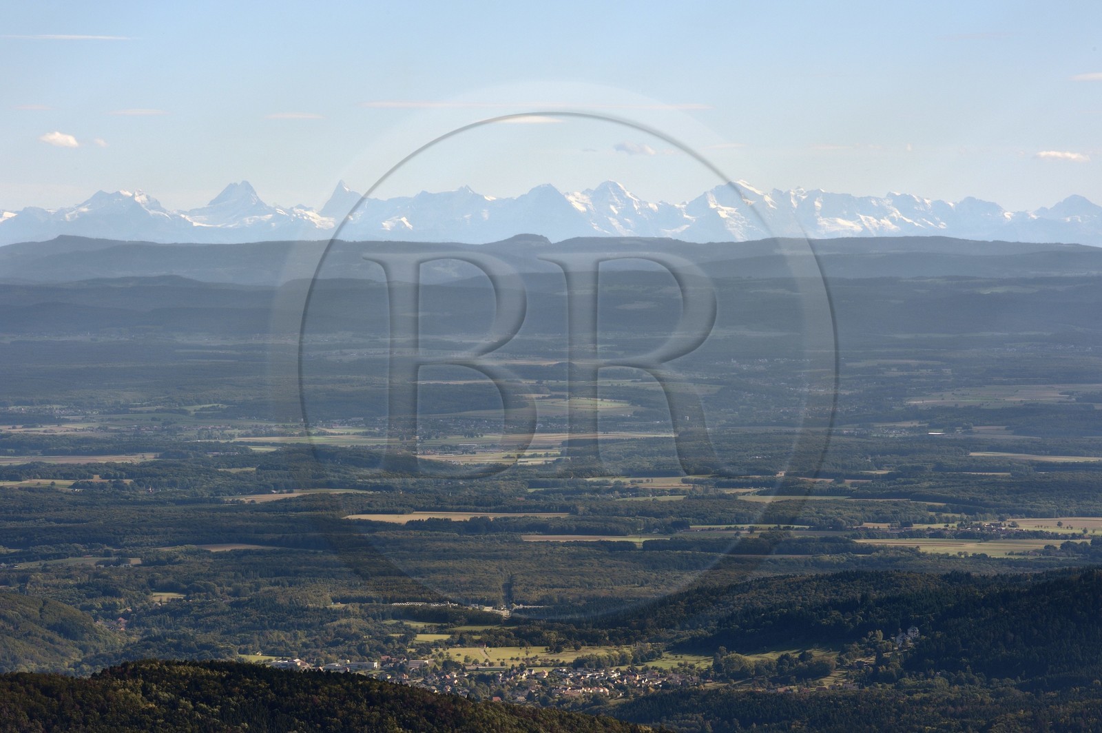 France, Vosges (88), Parc naturel régional des ballons des Vosges, Saint-Maurice-sur-Moselle, vue du sommet de la Tete des Perches au dessus de Gazon Rouge, la plaine d'Alsace et les Alpes en arrière plan