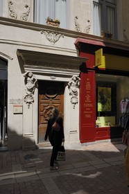 France, Gard (30), Nimes, maison des atlantes fin 17ème siècle au 2 Plan de l’Aspic, la porte d’entrée est encadrée de deux atlantes surmontée d’une architrave moulurée et d’une frise à rinceaux