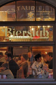 France, Bas Rhin (67), Strasbourg, vitrine d'une bierstub (bar a biere) place Gutenberg
