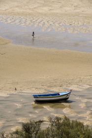 Portugal, Algarve, Parc Naturel de la Ria Formosa, Tavira, barque au pied de la forteresse du village de Cacela Velha