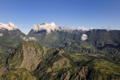 France, île de la Réunion, cirque de Salazie, classé Patrimoine Mondial de l'UNESCO, le Cimendef (2226 m) à gauche