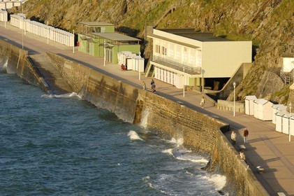 France, Manche (50), Granville, la plage et la promenade du Plat Gousset vus depuis la place de l'Isthme