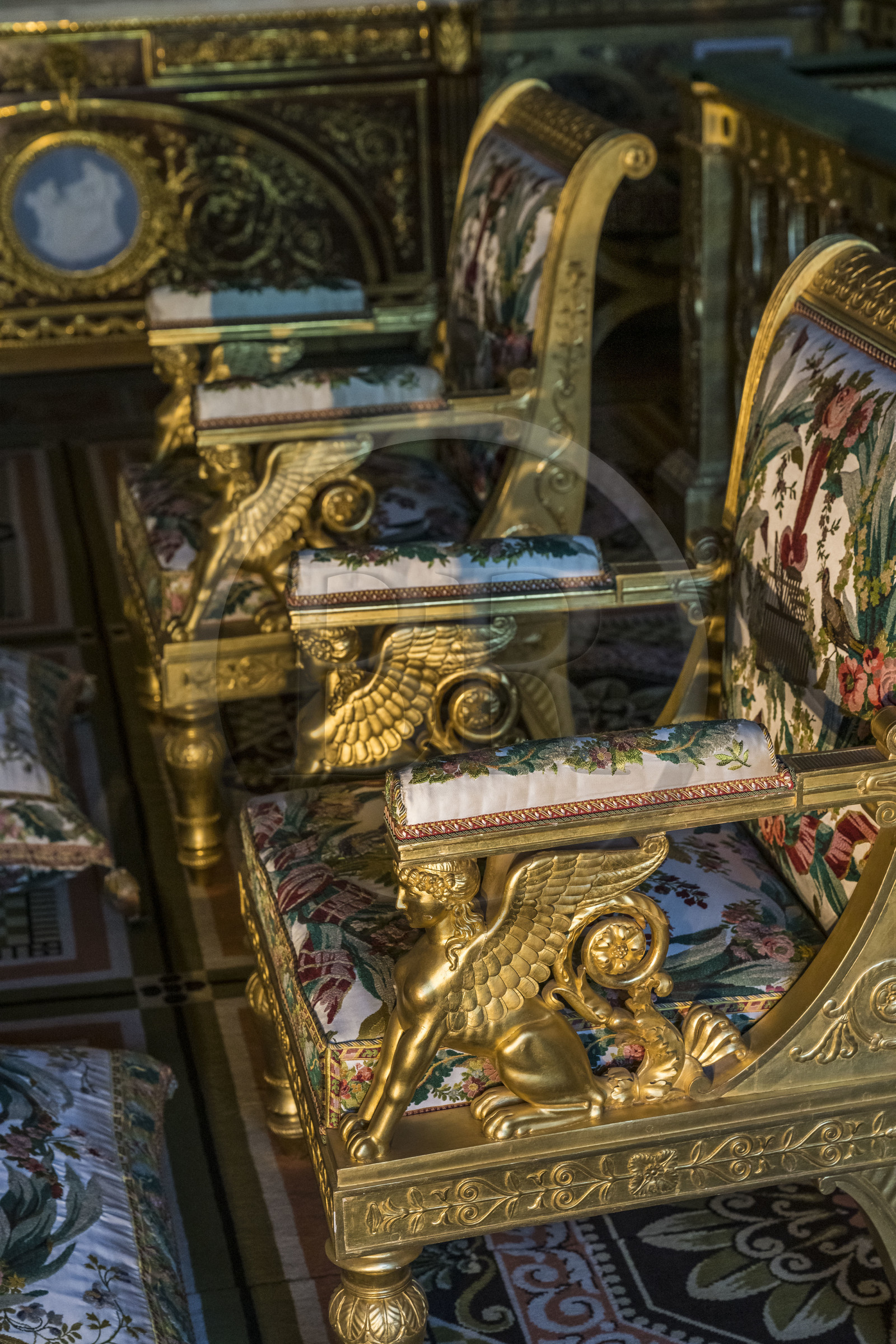 France, Seine-et-Marne (77), Fontainebleau, chateau de Fontainebleau, classé Patrimoine Mondial par l'UNESCO, la Chambre de l'impératrice, fauteuils d'apparat ornés de sphinges attribués à Jacob Frères (vers 1800)