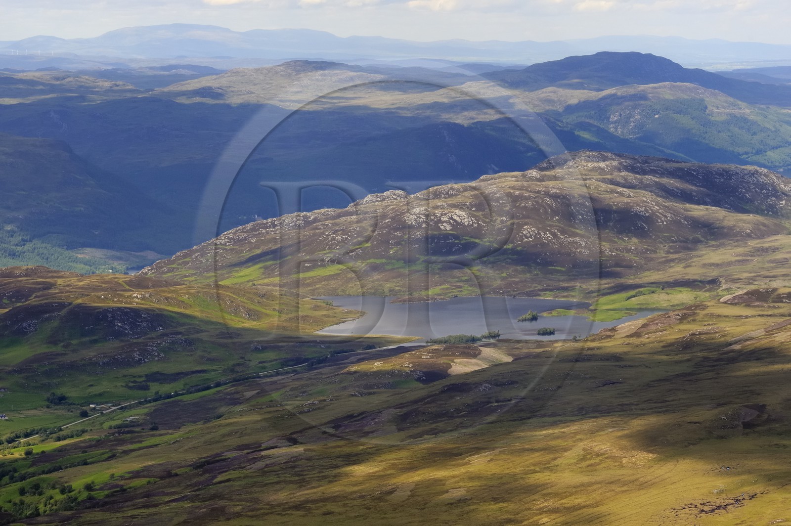 Royaume-Uni, Ecosse, Highland, Loch Tarff au Sud-Est du Loch Ness (vue aérienne)