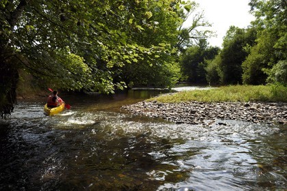 France, Dordogne (24), Périgord Noir, descente de la rivière Auvézère en canoé-kayak entre Cherveix-Cubas et Tourtoirac (avec Vert’Auvézère)
