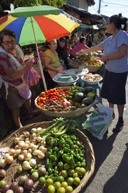 Nicaragua, Leon, marché du quartier de Sutiaba, étal de fruits et légumes