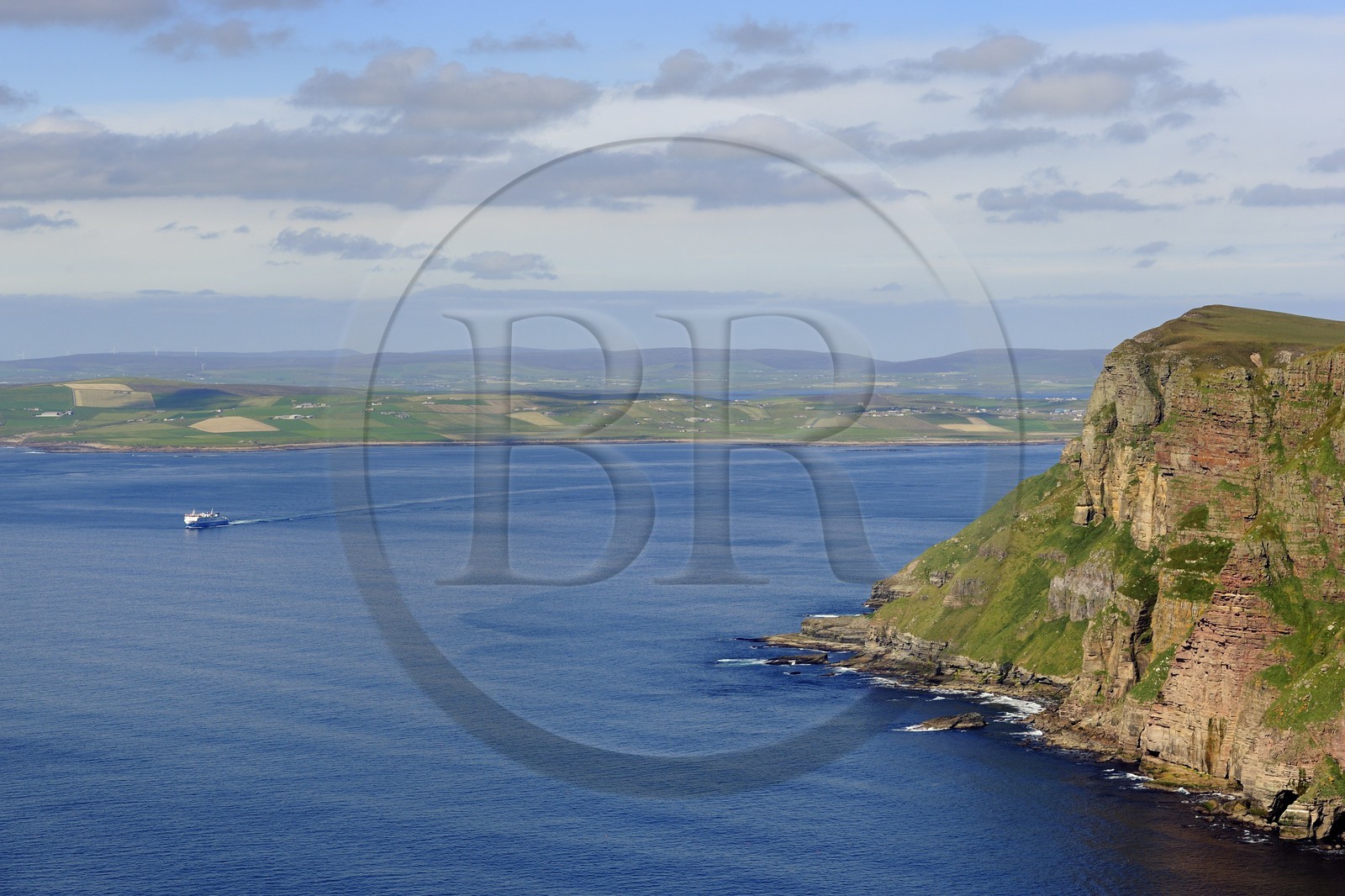 Royaume-Uni, Ecosse, Iles Orcades, les falaises de St. John's Head à la pointe Nord de l'Ile de Hoy et le ferry quittant Stromness sur Mainland (vue aérienne)