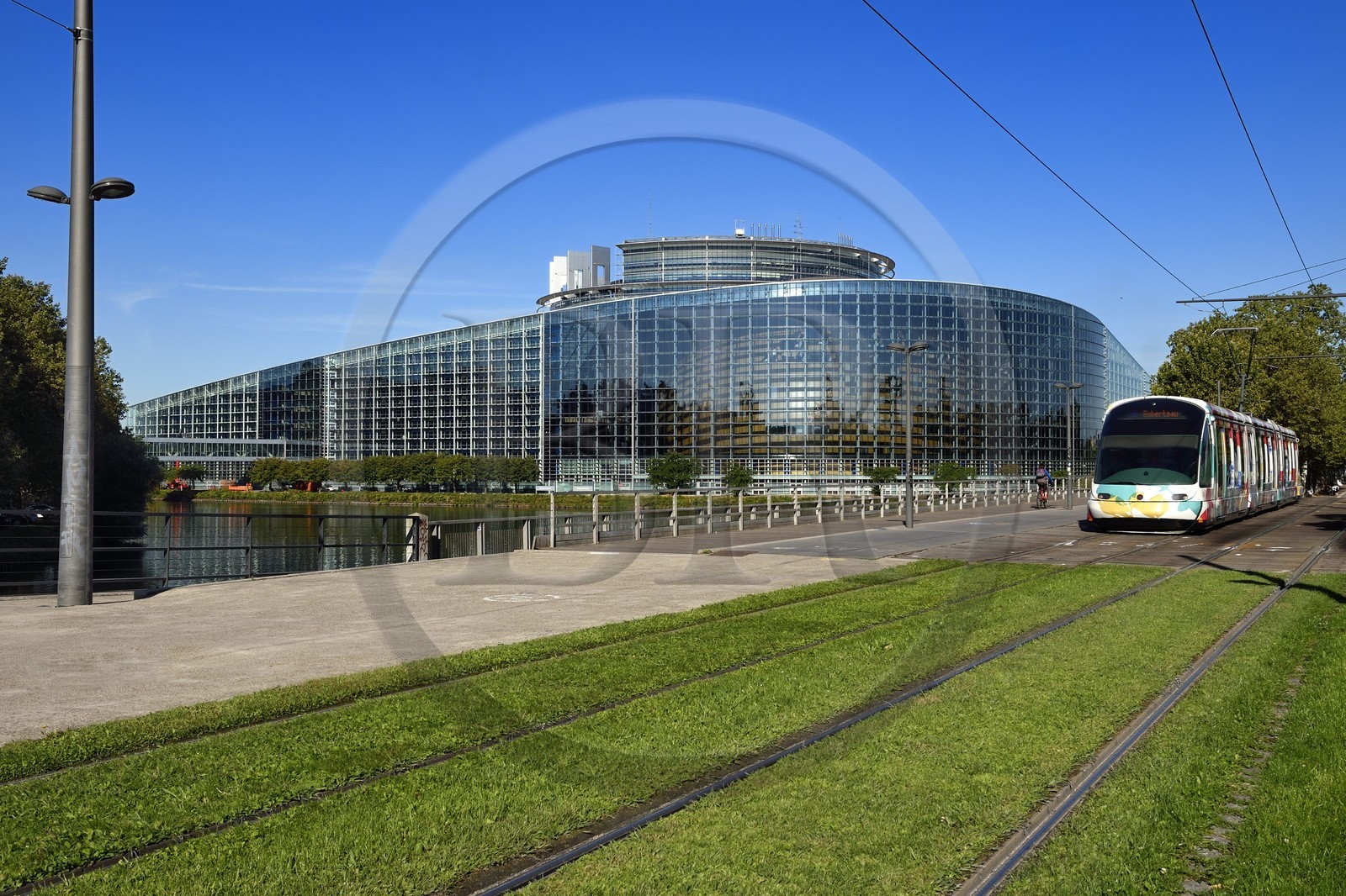 France, Bas-Rhin (67), Strasbourg, quartier européen, le Parlement européen en bordure de la rivière l'Ill et du canal de la Marne au Rhin