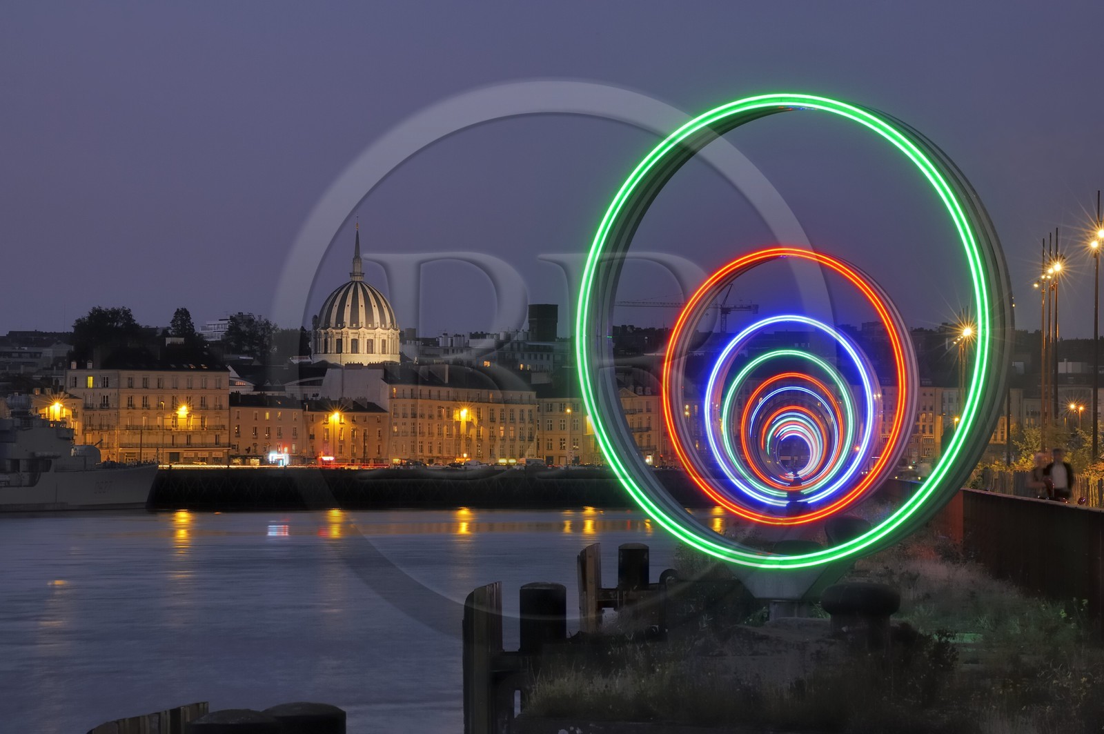 France, Loire-Atlantique (44), Nantes, l'Ile de Nantes, le Hangar à Bananes et les anneaux de Buren sur les quais de Loire
