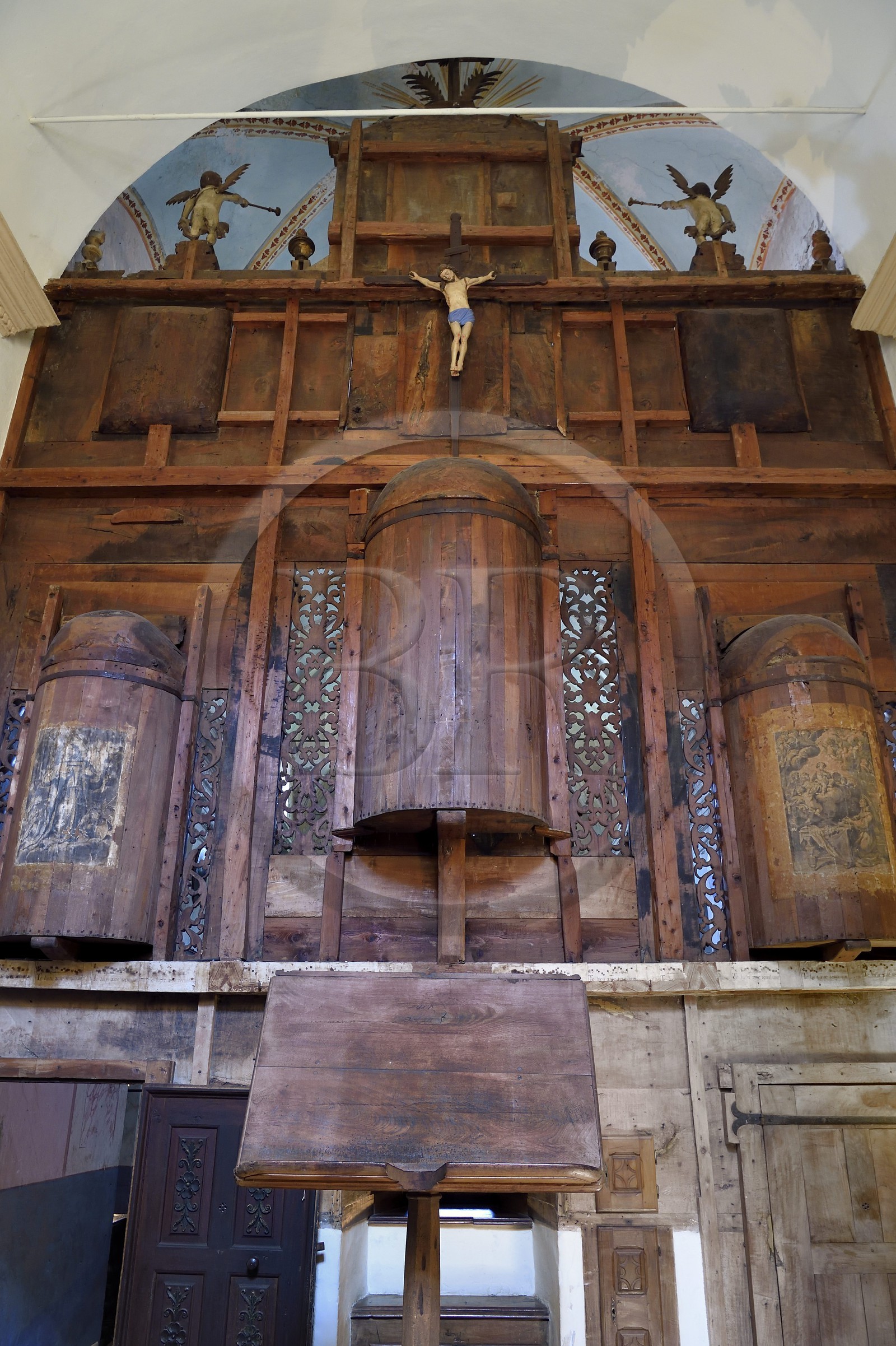 France, Alpes-Maritimes (06), vallée de la Roya (arrière-pays niçois), au pied du parc national du Mercantour, Saorge, le monastère de Saorge (Centre des monuments nationaux) ancien Couvent Franciscain Notre-Dame-des-Miracles, chapelle Notre-Dame, des notes de chants grégoriens servaient de pense-bête aux moines collées derrière le choeur en noyer