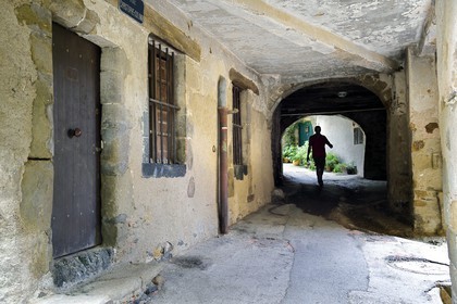 France, Var (83), Massif des Maures, Collobrières, passage du XIVe siècle sous une maison dans la rue Christophe Colomb