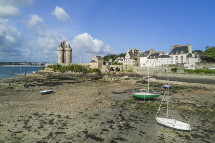 France, Ille-et-Vilaine (35), Côte d'Emeraude, Saint-Malo, quartier Saint-Servan, le port et la Tour Solidor construite en 1382, musée international du Long-Cours Cap-Hornier (vue aérienne)