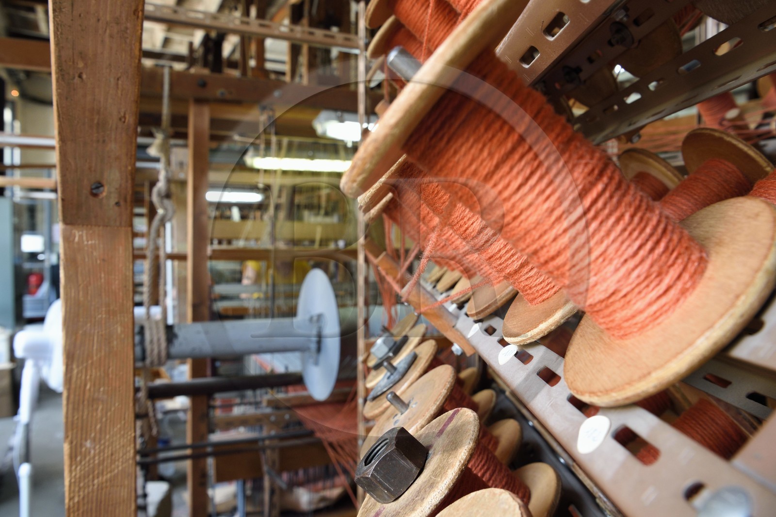 France, Var (83), Presqu'Ile de Saint-Tropez, Cogolin, la Manufacture Cogolin fabrique des tapis depuis 1924, la plupart sont tissés par lés sur des métiers Jacquard à bras du XIXème siècle, bobines de fils