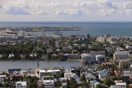 Islande, Reykjavik, l'hôtel de ville (à droite) au bord du lac Tjörnin