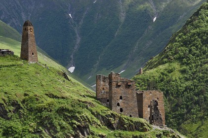 Géorgie, Kakheti, Parc national de Touchétie, vallée de la rivière Alazani dans les montagnes de Pirikiti, randonneurs traversant l'ensemble de tours défensives médiévales de l'ancien village de Parsma (Baso)