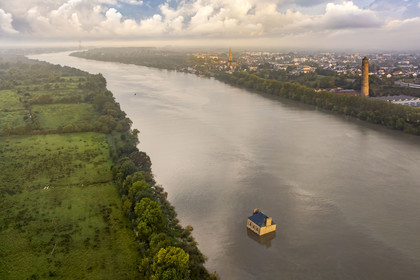 France, Loire-Atlantique (44), Couëron, collection d'art contemporain à ciel ouvert Estuaire, La Maison dans la Loire réalisé par l'artiste Jean-Luc Courcoult et la Tour à plomb de 69 m de haut construite au XIXème siècle (vue aérienne)
