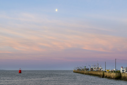 France, Loire-Atlantique (44), Saint-Nazaire, le phare de la jetée Est sur la pince de crabes (surnom donné à l'entrée Sud au bassin portuaire par les deux jetées)