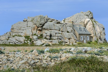 France, Côtes-d'Armor (22), Côte d'Ajoncs, Plougrescant, Anse de Pors Scaff, la petite maison de Castel Meur, toute représentation commerciale de cette maison est interdite