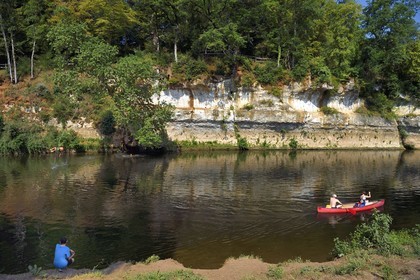 France, Dordogne (24), Périgord Noir, vallée de la Vézère, Saint-Léon-sur-Vézère, labellisé Les Plus Beaux Villages de France, les rives de la Vézère