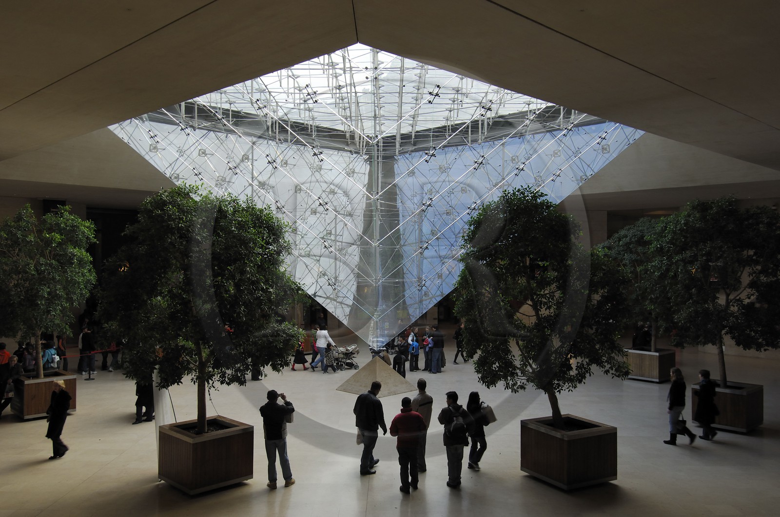 France, Paris (75), Carrousel du Louvre, Pyramide inversée par l'architecte Ieoh Ming Pei