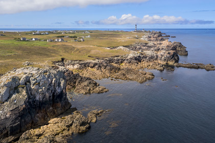 France, Finistère (29), Mer d'Iroise, Ile d'Ouessant, la cote dechiquetée et les rochers de la cote Nord, le phare du Créac'h en arrière plan (vue aérienne)