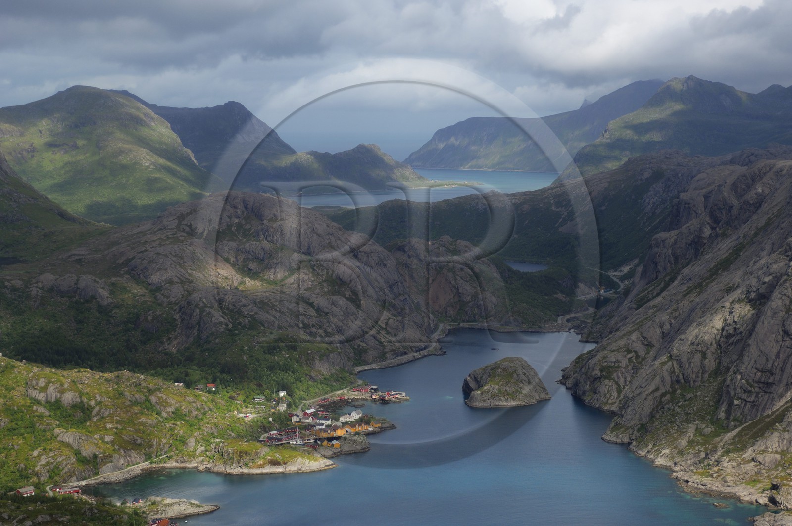 Norvège, Nordland, Iles Lofoten, Ile de Flakstad, village et port de Nussfjord (vue aérienne)