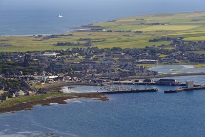 Royaume-Uni, Ecosse, Iles Orcades, Ile de Mainland, la capitale Kirkwall (vue aérienne)