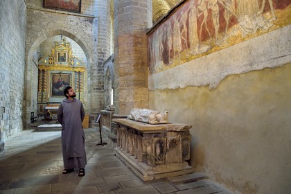 France, Haute-Loire (43), Parc naturel régional Livradois-Forez, abbaye de La Chaise-Dieu, l'église abbatiale Saint-Robert, la Danse Macabre fresque du XVème siècle, le frère Jean Matthias Helluy de la confrérie de Saint-Jean qui est aussi tailleur de pierre