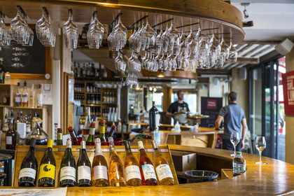 France, Hérault (34), Montpellier,  quartier de Port Marianne, autour du Bassin Jacques Coeur, bar de dégustation des vins et restaurant Le Trinque-Fougasse
