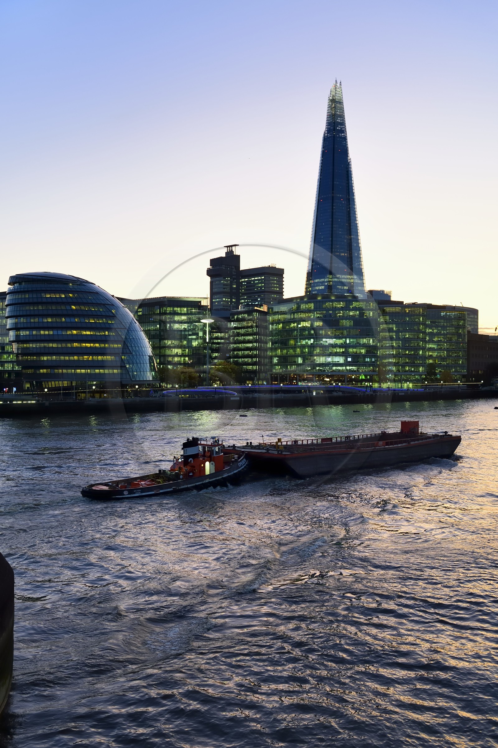 Royaume-Uni, Londres, district de Southwark, quartier de London Bridge, l'hotel de ville de l'architecte Norman Foster, More London Development et la Shard London Bridge Tower de l'architecte Renzo Piano, la plus grande tour de Londres