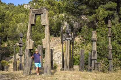 France, Bouches-du-Rhône (13), Marseille, quartier des Goudes, La Friche de l'Escalette dans les ruines d’une ancienne usine de traitement de plomb, le collectionneur et créateur du lieu Eric Touchaleaume devant L'été de la forêt (1964-1966) de l'artiste François Stahly