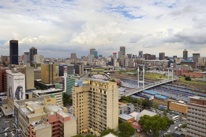 Afrique du Sud, province de Gauteng, Johannesburg, vue sur le pont Nelson Mandela qui surplombe les wagons de trains de Park Station et sur le centre-ville Central Business District depuis le quartier de Braamfontein
