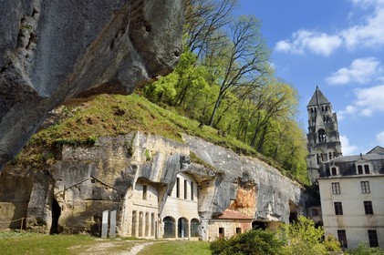 France, Dordogne (24), Brantôme, l'abbaye bénédictine Saint-Pierre de Brantôme, les anciens habitats troglodytiques et les grottes nichées dans la falaise et le clocher de l'église abbatiale (XIe siècle) en arrière plan