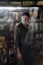 Géorgie, Kakheti, Parc national de Touchétie, bergerie vers le village de Bochorna, le berger Kako y fabrique son fromage de manière traditionelle et artisanale