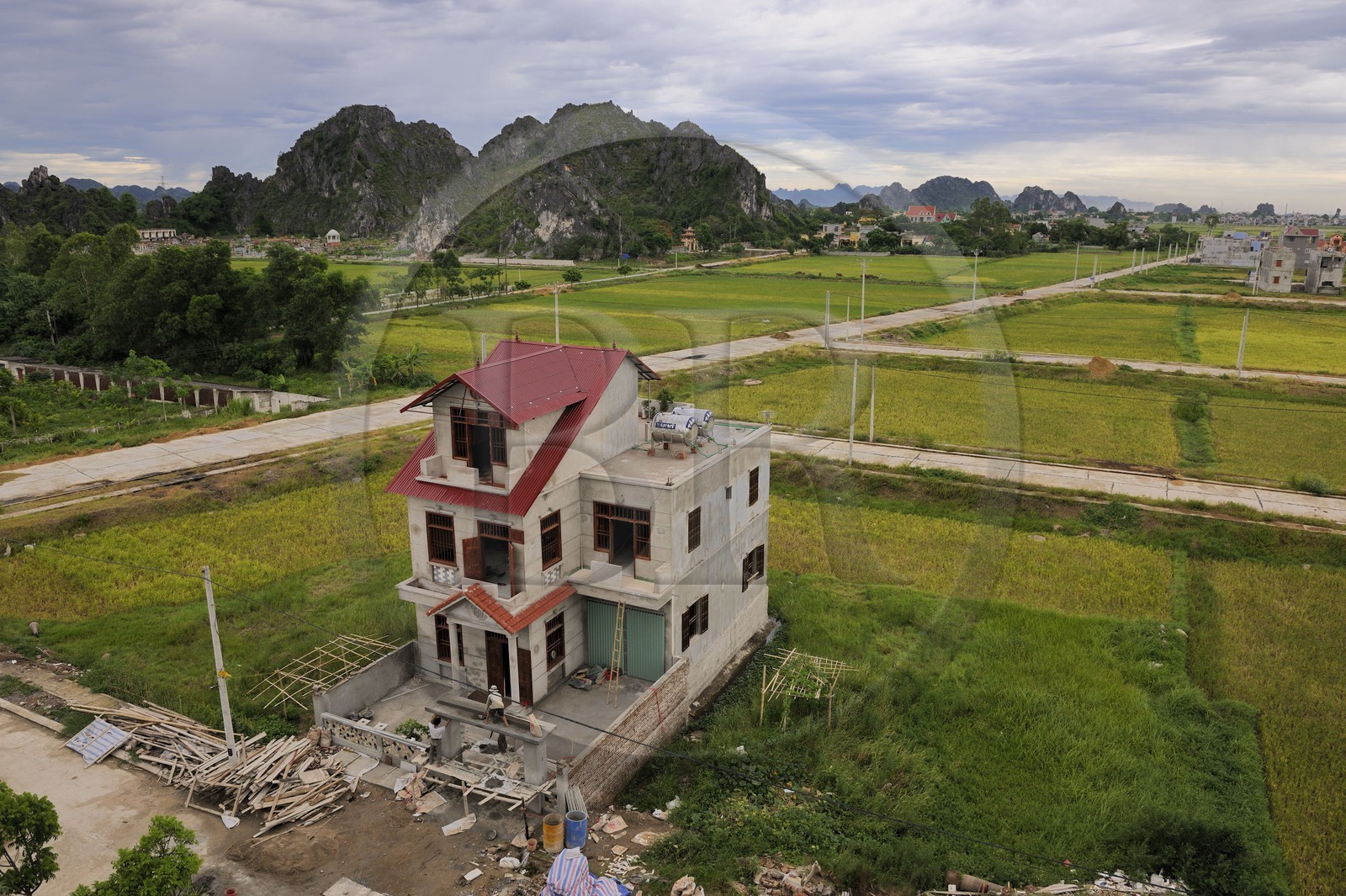 Vietnam, Ninh Binh, la ville est en constante extension sur les anciennes rizières